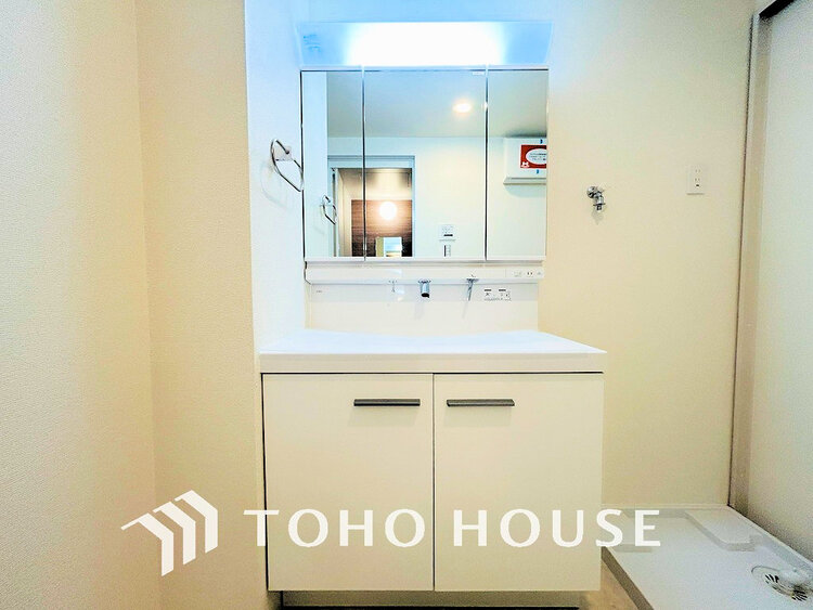 洗面 落ち着きのある色合いでまとめられた洗面室