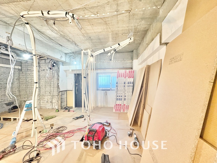 内装 【改装中】ここにはみんなが集い、食事と楽しい会話が始まる。話に夢中になりすぎて、ついつい時を忘れ夜半過ぎになってしまう。そんな束の間の幸せを感じさせてくれる場所でありたい。