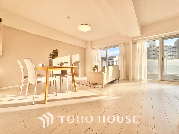 内装 大きなリビングは、高級感漂う設えとゆとりある広さで安心をもたらす特別な場所。暮らしの中心にふさわしい空間です。