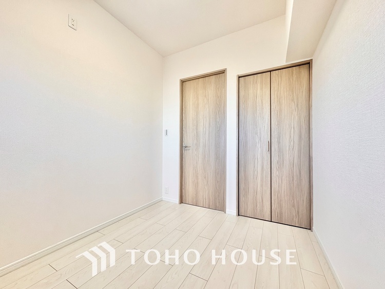 内装 堂々とした広さを誇るリビングは、優雅な開放感と安心感を兼ね備えた上質な空間。ご家族の時間を一層贅沢に演出します。