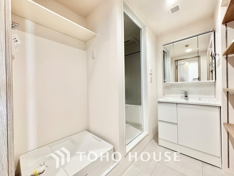 洗面 清潔感あふれる洗面化粧台で、毎日の身支度を快適にサポートします。