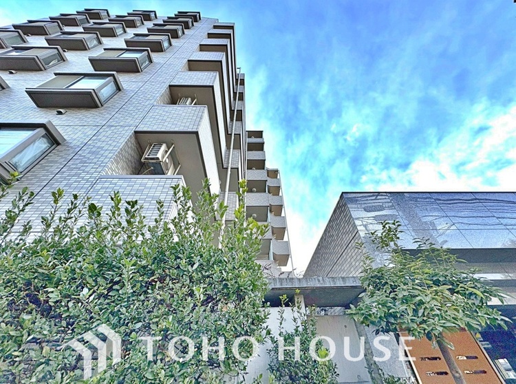 外観 緑に囲まれたアプローチが、住まいに柔らかな雰囲気を添えています。季節の移ろいを感じながら帰宅できる心地よい導線です。