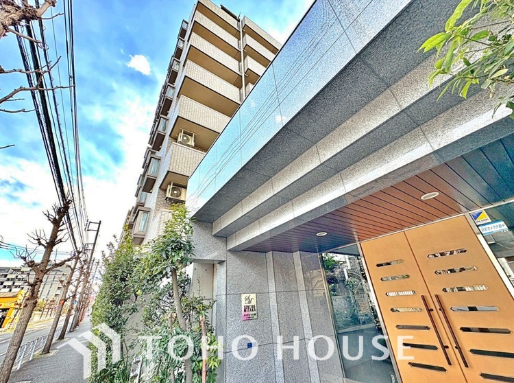 外観 周辺の街並みに調和する落ち着いた外観デザイン。環境と調和した佇まいで、上品さと安心感を備えています。