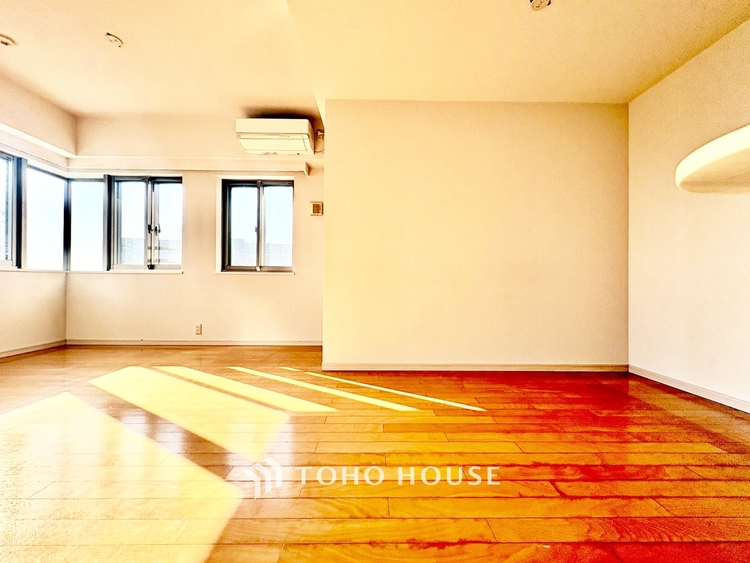 内装 ◆木漏れ日◆の様な採光が優しく足元を照らし、心地いい暮らしの道しるべを写し出す。この空間で過ごす家族との語らいの時間がとても素敵で幸せを感じるかもしれない。