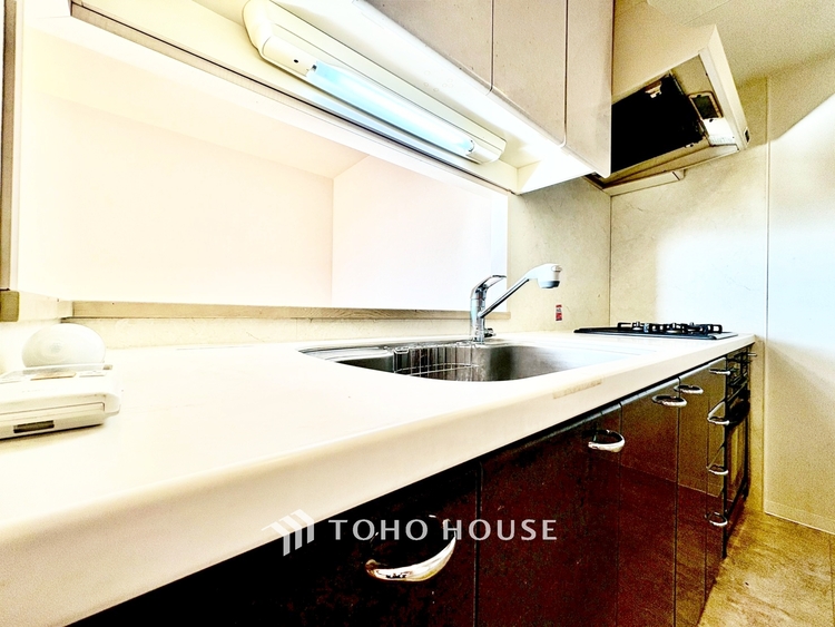 内装 ◆窓を開けると◆冷涼な風、そよぐリビング。だんらんの場所はここから始まり、ここで終わる。家族の笑顔が集う素敵な場所だから、こだわり抜いた思いが詰まっているのだと思う。