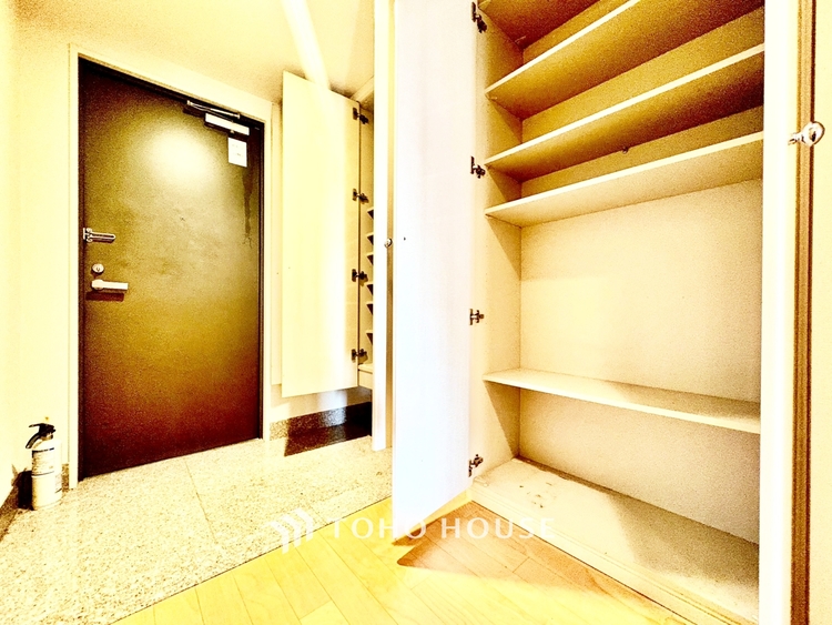 内装 ◆結ばれた◆玄関ドアを開けるとリビングから聞こえる小走りの足音。靴を脱ぎかけ目の前に立つ君の瞳と交差する。君は微笑みその刹那に心奪われる。佇む僕と君の間に赤い糸が結ばれた。