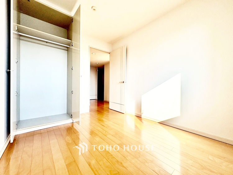 内装 ◆今宵の食卓◆ダウンライトに反射するグラスを眺めながらワインを注ぐ。トクトクと心地いい音をさせながら、フランスの古城を思わせる薫りがたちこめ、とても幸せな時を過ごせる。