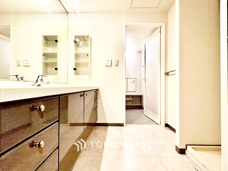 内装 ◆窓を開けると◆冷涼な風、そよぐリビング。だんらんの場所はここから始まり、ここで終わる。家族の笑顔が集う素敵な場所だから、こだわり抜いた思いが詰まっているのだと思う。