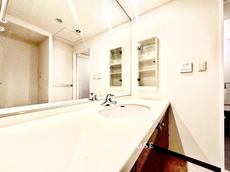 内装 ◆ここに在る◆事も無げに美しく、伝えるには筆舌に尽くし難い。豪華絢爛や華美と言う事ではなく、住まう者にとって暮らし易く心地がいいと言う美しさがこの住まいには込められている。