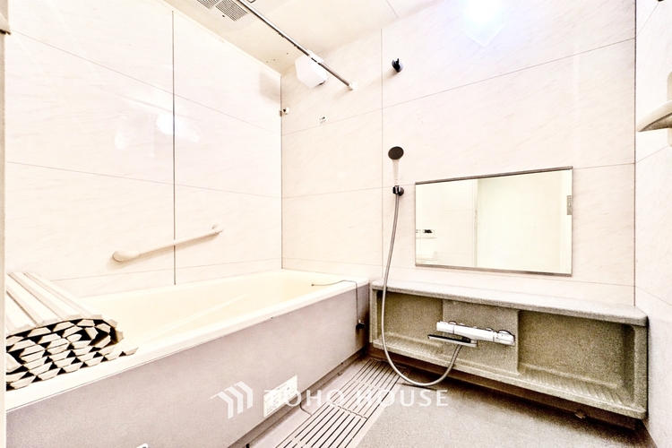 内装 ◆リビングルーム◆そこには目を輝かせ笑顔で見つめてくれる君がいて、「おかえり」の言葉がこだまする。何気ない日々の挨拶は僕にとっては幸せで、同時に君の瞳にも恋している。