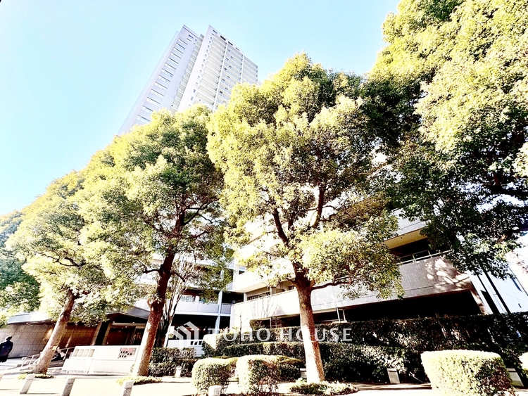 キッチン ◆今宵の食卓◆ダウンライトに反射するグラスを眺めながらワインを注ぐ。トクトクと心地いい音をさせながら、フランスの古城を思わせる薫りがたちこめ、とても幸せな時を過ごせる。