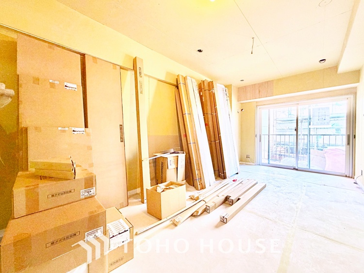 内装 太陽の光をスマートにリビングへ。優しくいざなわれた採光が朝は目を覚ませ、昼はくつろぎ、そして夕刻には温もりを与える。他にはないおしゃれなデザインで。