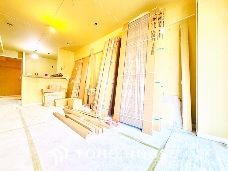 内装 大きな窓から差し込む陽光が心地よい、家族が自然と集まる開放的なリビング空間です。