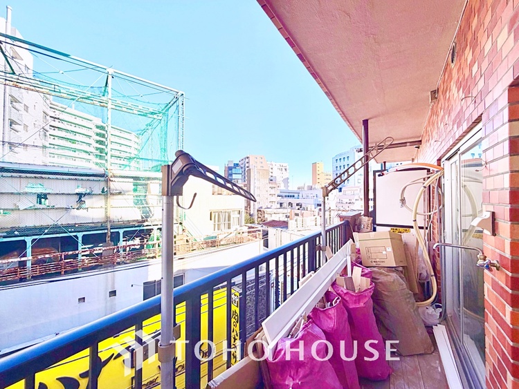 内装 家族や友人との団らんに最適なリビング。落ち着いた雰囲気でくつろぎの時間を過ごせます。