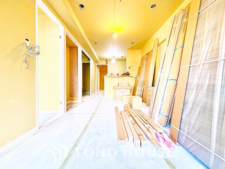 内装 シンプルで洗練されたデザインが魅力のリビング。インテリアを自由に楽しめる空間です。