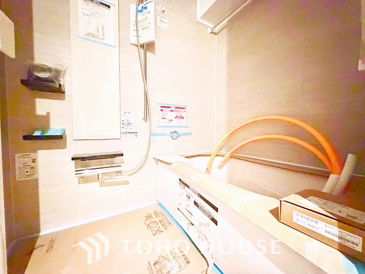 風呂 【Swaying surface】光に照らし出されたバスルーム。膨よかな湿度と静かに揺れる眼前の水面