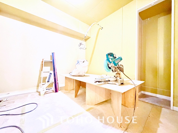 洗面 【Wash basin】十分な大きさの洗面台は収納もさる事ながら、身だしなみチェックや歯磨きなど、朝の慌ただしい時間でもホテルライクなスペースで余裕とゆとりを感じて頂けます。