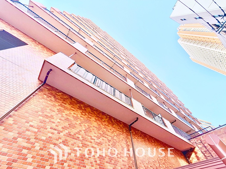 玄関 家族の靴や小物を整理しやすい収納付きで、玄関がいつも整った印象に。