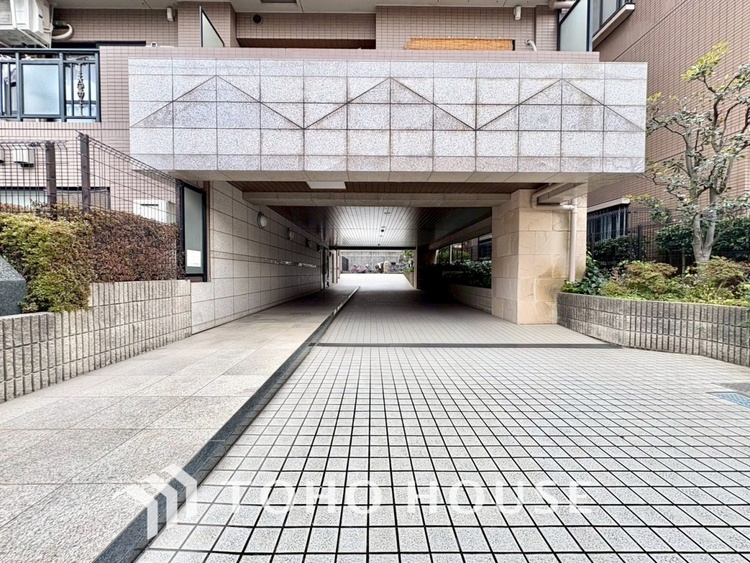 エントランス 【ENTRANCE】◆家族◆家で家族と過ごす時間は限られている。帰りを待つ家族の元へと急ぐときの弾む思い。そんな思いを引き立てる邸宅。