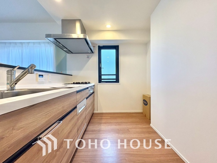 キッチン 一部リフォーム予定◆ワクワク◆開放的で機能性も高いシステムキッチン。お子様は毎日のご飯にワクワク！