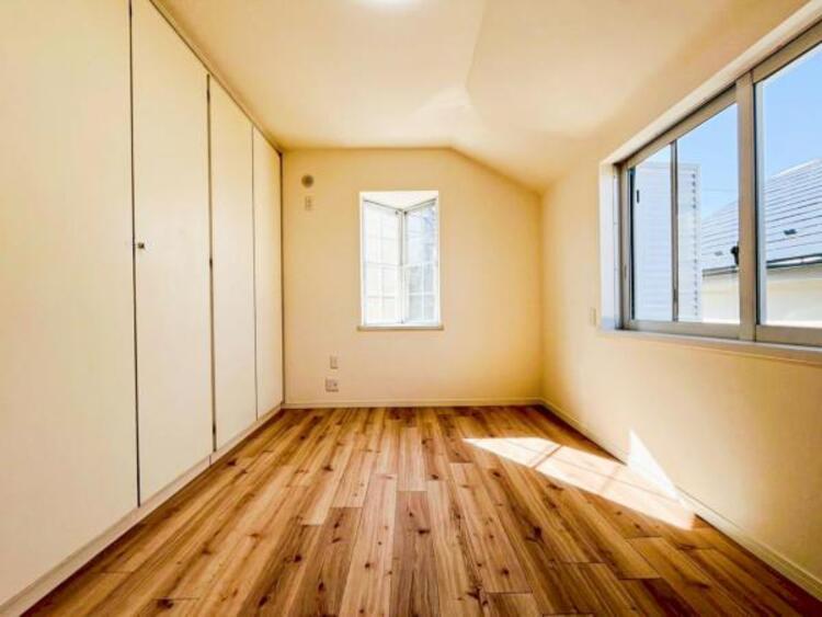 内装 居室はひとり時間を過ごせる安らげるお部屋として活用できます！収納スペースあり！荷物が多くても十分！！ベッドや勉強机、テレビなどを置きたい場合におすすめ！！過ごす時間が長くてもゆったり過ごせそうですね！ 