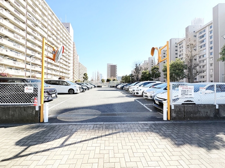 駐車場 本物件の駐車スペースです。車種制限のある場合もございますので、お気軽にお問い合わせくださいませ。