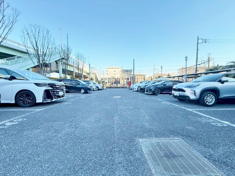 駐車場 本物件の駐車スペースです。車種制限のある場合もございますので、お気軽にお問い合わせくださいませ。