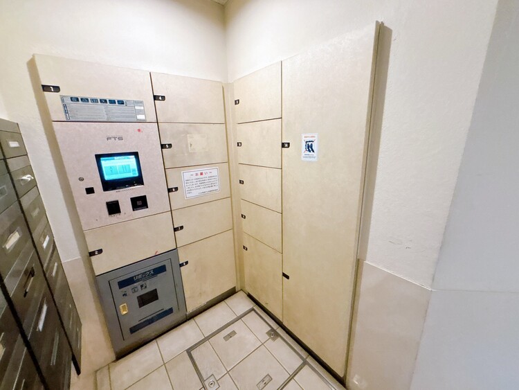 設備 共用部分の宅配ボックスです。留守中の荷物受け取りもできるので、安心して外出ができますね。