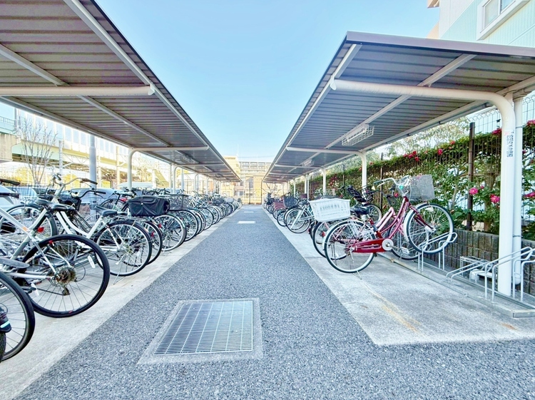 設備 きちんと整備された駐輪場。住む方の心遣いが感じられます。