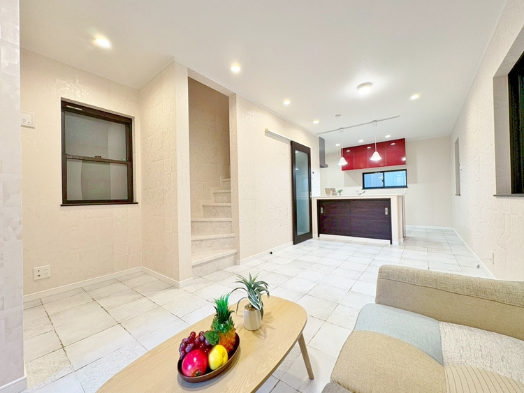 居間 飾り過ぎないシンプルな内装と偏り過ぎないデザインで統一しました。