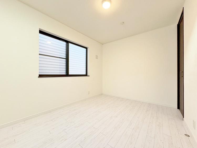 寝室 ベッドも十分に設置するスペースがあります。