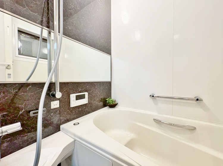 風呂 一日の疲れを癒すバスルームは、心地よいリラックスを叶える清潔感溢れる空間です。