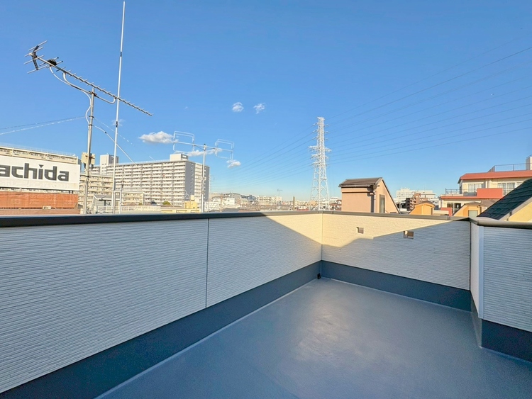 バルコニー 暮らしの中で、光と風を演出してくれるバルコニー。