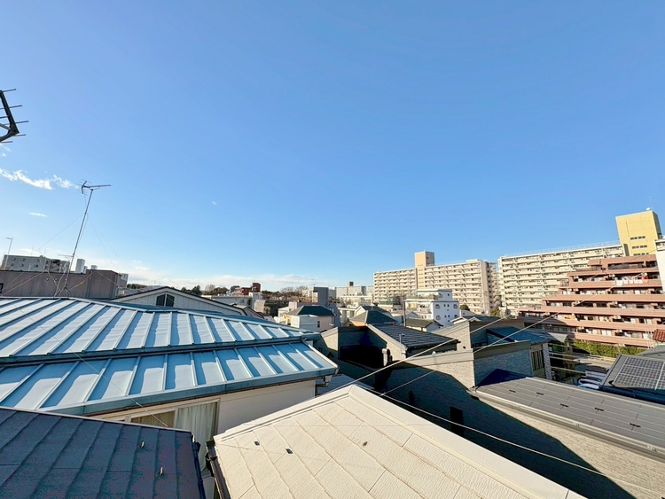 バルコニー 窓を開けると広がる青空。心をリフレッシュして日々を過ごしていきましょう。