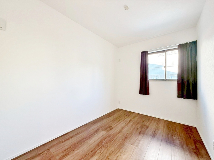 寝室 ベッドも十分に設置するスペースがあります。