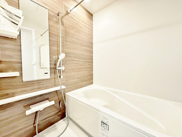 風呂 一日の疲れを癒すバスルームは、心地よいリラックスを叶える清潔感溢れる空間です。