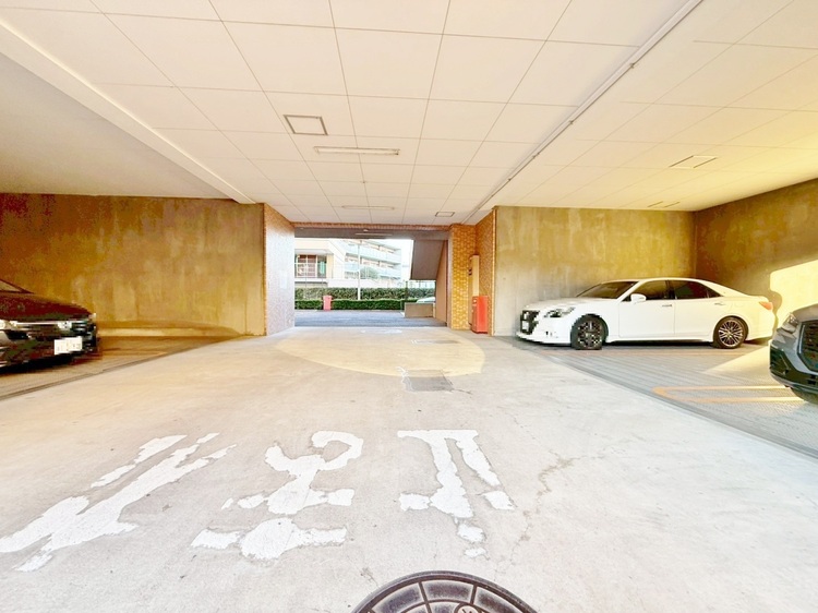 駐車場 本物件の駐車スペースです。車種制限のある場合もございますので、お気軽にお問い合わせくださいませ。