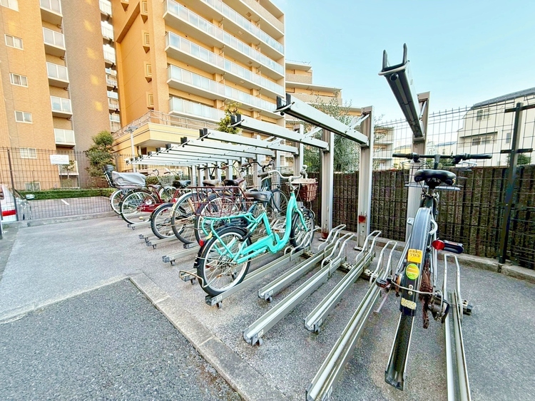設備 きちんと整備された駐輪場。住む方の心遣いが感じられます。