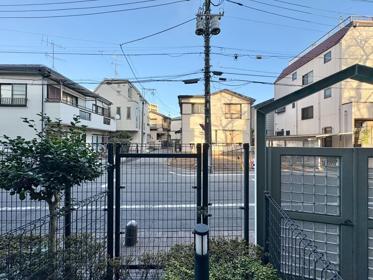 バルコニー 窓を開けると広がる青空。心をリフレッシュして日々を過ごしていきましょう。