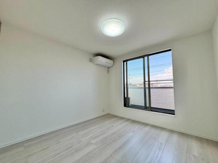 内装 過ぎ行く時間をゆったりと感じることができる落ち着いたお部屋。リビングで楽しく過ごした後はプライベートな時間を満喫できます。静かな環境でリラックスタイムをスタートさせてください。