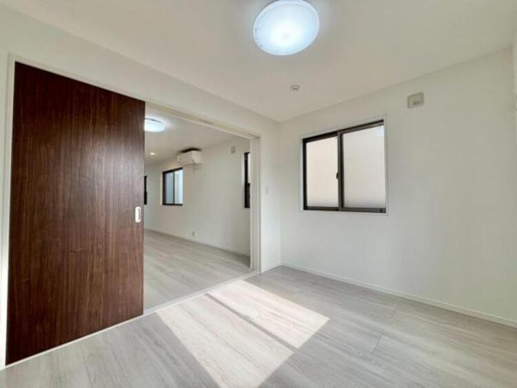 内装 住まう方自身でカスタマイズして頂けるように「シンプル」にデザインされた室内。自由度が高いので家具やレイアウトでお好みの空間を創り上げられます。