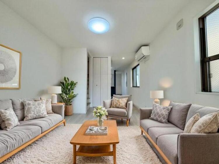 居間 リビング（配置してある家具はCGによるイメージです）家族が集まるリビングは明るさが取れる設計に。続き間の洋室はお子様を遊ばせるスペースとしても重宝します。ライフスタイルの変化にも対応しやすい間取り設計にしました