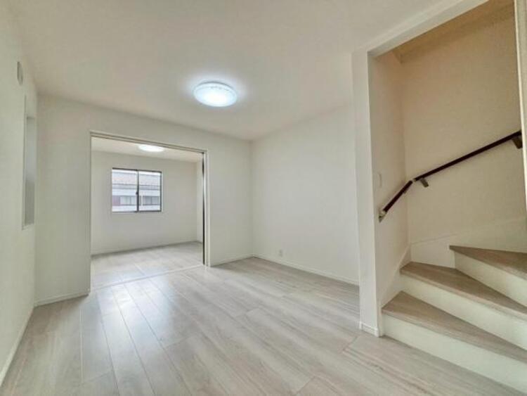 居間 快適に過ごす条件は、一人ひとり違います。飾リ過ぎないシンプルな内装と偏り過ぎないデザインで統一しております。居住していく中であなただけの【マイホーム】に創り上げて下さい。