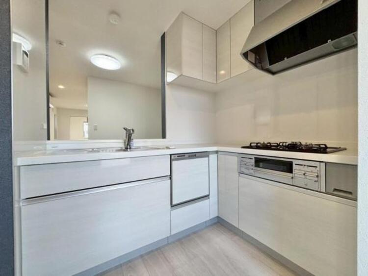 キッチン お気に入りのこの場所。いつもと変わらない週末のひととき。なんでもない朝の会話さえもとっておきの時間になります。