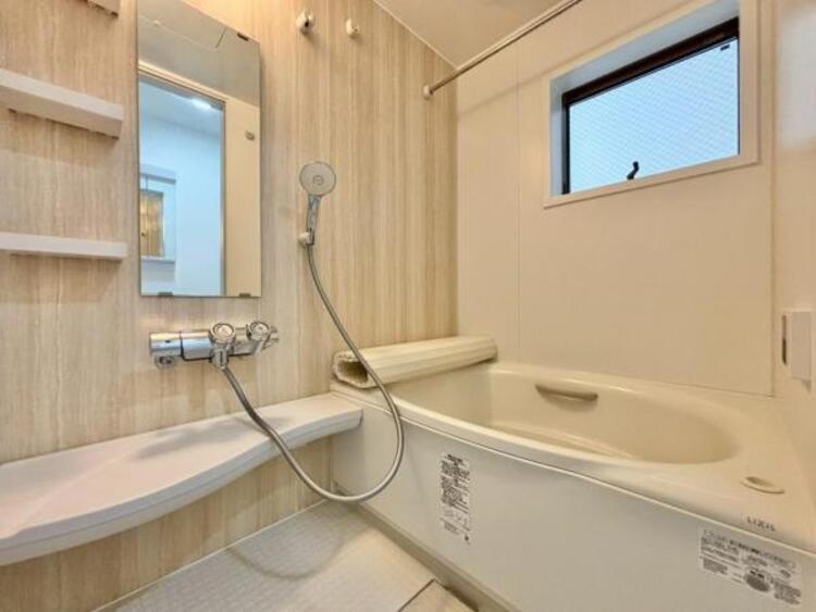 風呂 美しいツヤとなめらかな肌ざわり。水や汚れをはじき汚れにくくお掃除ラクラクの浴槽です。浴槽へもまたぎやすいよう配慮されています。また、シャワーヘッドの位置が変えられるので使い勝手がとても良いです。