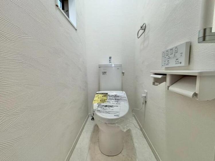 トイレ 毎日使う場所だからこそ、使い勝手を考慮しました。白を基調に、飽きのこない空間は質感豊かな仕上がりとなっております。