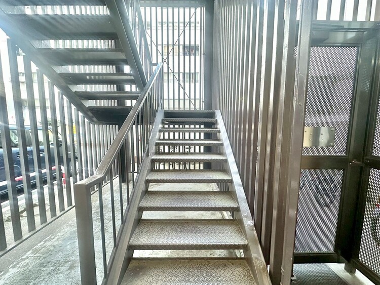 その他 共用部の階段です。明るく清潔に管理されています。