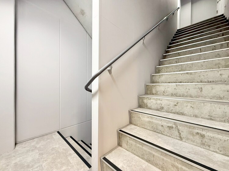 その他 共用部の階段です。明るく清潔に管理されています。