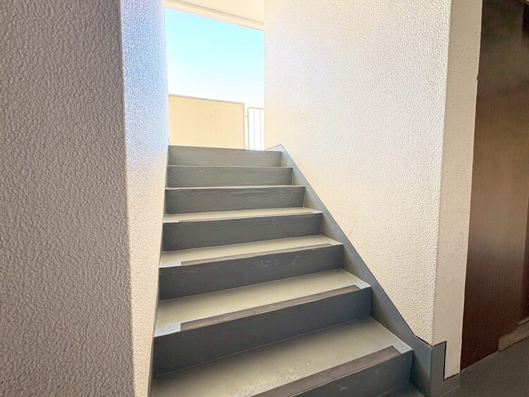 その他 共用部の階段です。明るく清潔に管理されています。