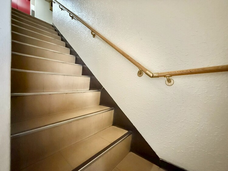 その他 共用部の階段です。明るく清潔に管理されています。